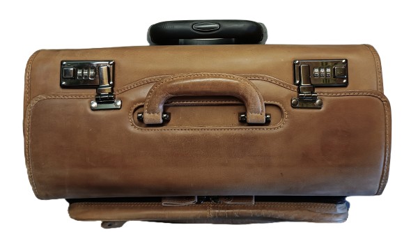 Pilotenkoffer WRIGHT aus braunem Leder - mit leichten Gebrauchsspuren Pilotenkoffer WRIGHT aus braunem Leder - mit leichten Gebrauchsspuren