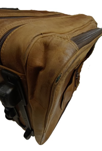 Brauner Pilotenkoffer AIR1 aus Leder - mit Gebrauchsspuren Brauner Pilotenkoffer AIR1 aus Leder - mit Gebrauchsspuren