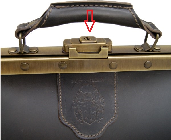 Maulbuegelschloss-fuer-Doktortaschen-Pfeil