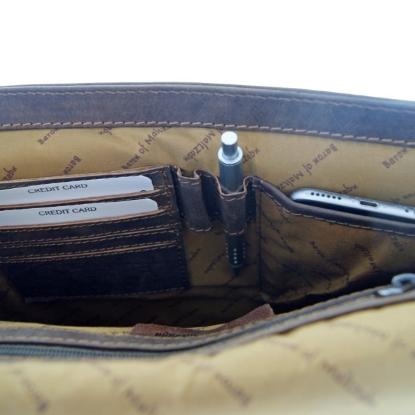 Collegemappe CURIE aus braunem Büffel-Leder Collegemappe CURIE aus braunem Büffel-Leder